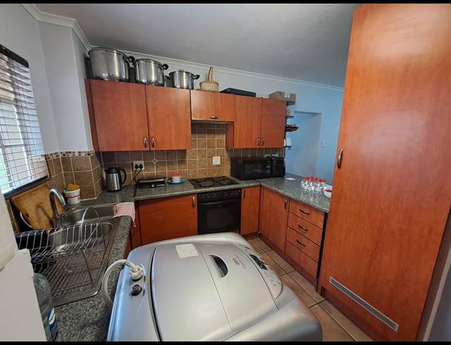 3 BEDROOM TOWNHOUSE FOR SALE IN CASTLEVIEW
